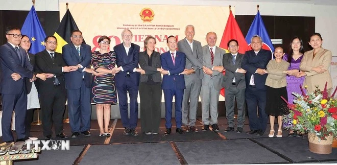 El banquete congrega a funcionarios gubernamentales y parlamentarios belgas, representantes de instituciones de la UE, cuerpo diplomático, empresarios, académicos y periodistas. (Foto: VNA)