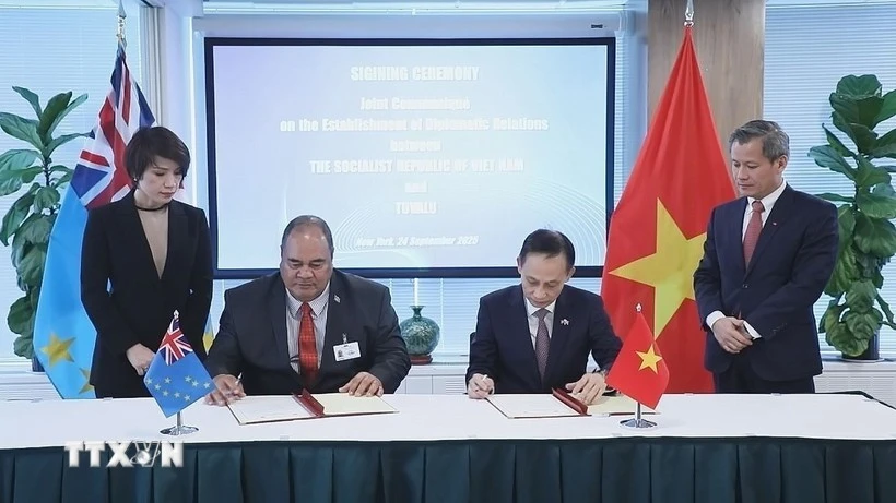 Vietnam y Tuvalu firmaron un comunicado conjunto para establecer relaciones diplomáticas, convirtiendo a Vietnam en uno de los pocos países con vínculos formales con los 193 estados de la ONU. (Foto: VNA) 