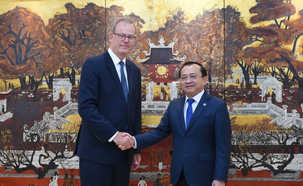 El viceministro vietnamita de Finanzas Le Tan Can y el director ejecutivo de la Agencia de Financiamiento de Exportaciones de Reino Unido (UKEF), Tim Reid. (Foto: periodico Thuonghieucongluan)