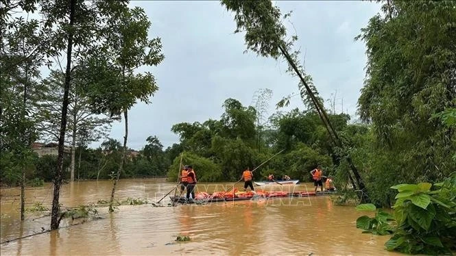 Las fuerzas de rescate trabajan con urgencia para evacuar a 270 estudiantes atrapados en el internado étnico de Na Ri. (Foto: VNA)