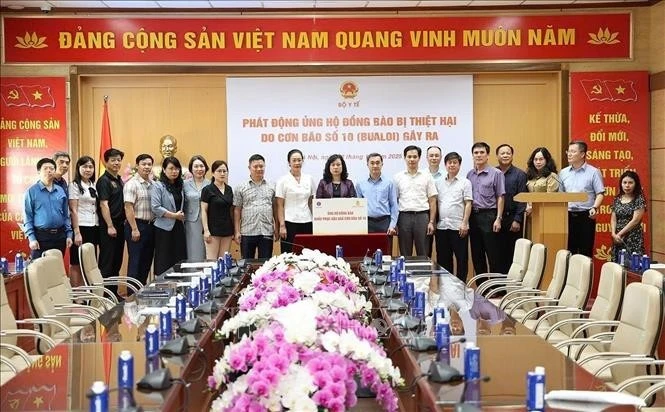 La ministra de Salud Pública, Dao Hong Lan, y el personal de su cartera, otorgan donativos del ministerio al Comité Central de la FPV. (Foto: VNA)