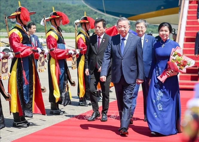 El secretario general del Partido Comunista de Vietnam, To Lam, y su esposa, inician la visita de Estado a Corea del Sur. (Foto: VNA)
