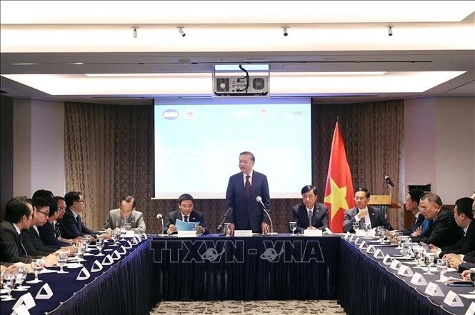 El secretario general del Partido Comunista de Vietnam, To Lam, se encuentra con los miembros de la Red de Innovación de Vietnam en Corea del Sur. (Foto: VNA)