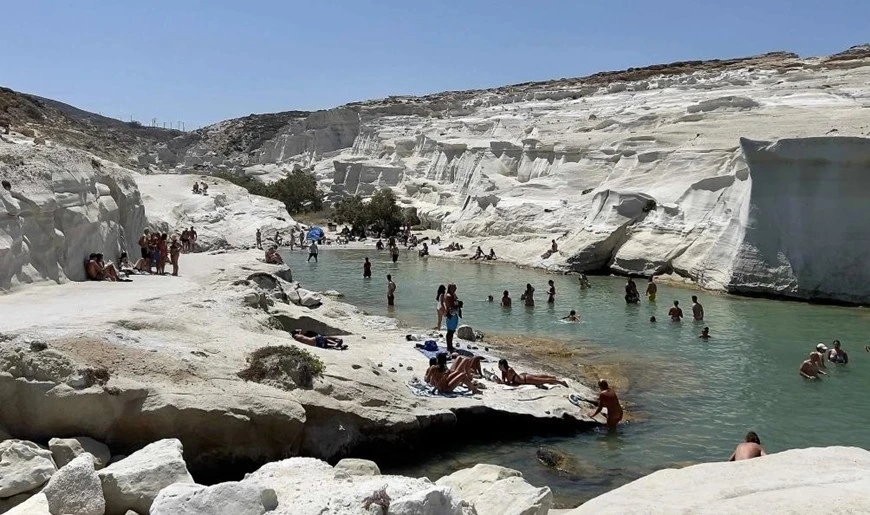 La playa de Sarakiniko, en la isla de Milos, Grecia. (Foto: Greeka)