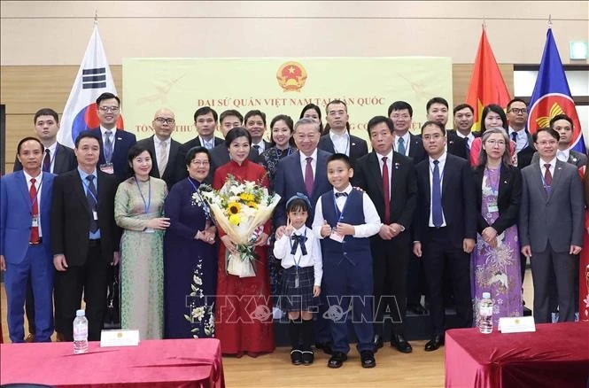 El secretario general del PCV, To Lam, se reúne con comunidad de connacionales en Corea del Sur. (Foto: VNA)