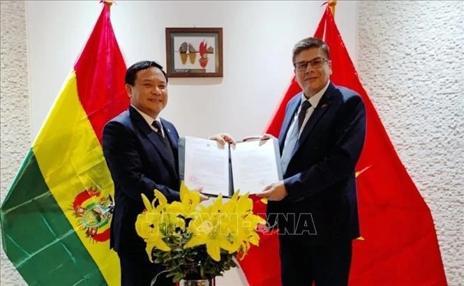 El embajador Bui Van Nghi entrega la decisión del viceprimer ministro y canciller vietnamita sobre la reasignación de Miguel Angel Pérez Peña como cónsul honorario de Vietnam en Bolivia. (Foto: VNA)