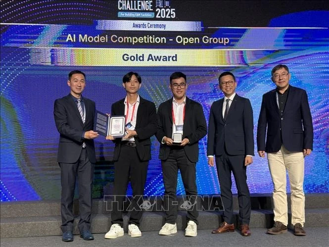El ingenỉeo Luong Duc Long del Grupo Viettel (segundo del derecho) y Nguyen Hoang Vu, ingeniero de IA y CEO de la empresa emergente AIZ (tercero del derecho) reciben el premio de oro. (Foto: VNA)