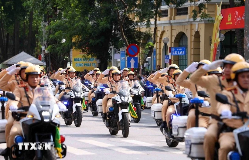 La fuerza de policía de tránsito encabeza el desfile del festival. (Foto: VNA)
