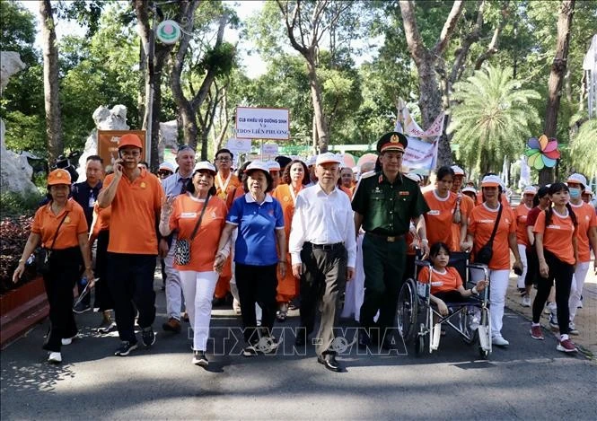Más de cinco mil personas participan en la marcha solidaria “Por las víctimas del agente naranja/dioxina 2025”. (Foto: VNA)