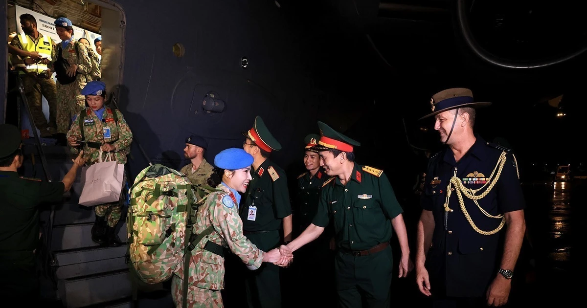 Dirigentes del Departamento de Mantenimiento de la Paz de Vietnam, la Academia de Médica Militar 103 felicitan a la delegación de trabajo del sexto Hospital de campaña de nivel 2 de Vietnam tras completar con éxito su misión de paz en Sudán del Sur. (Fuente: VNA)