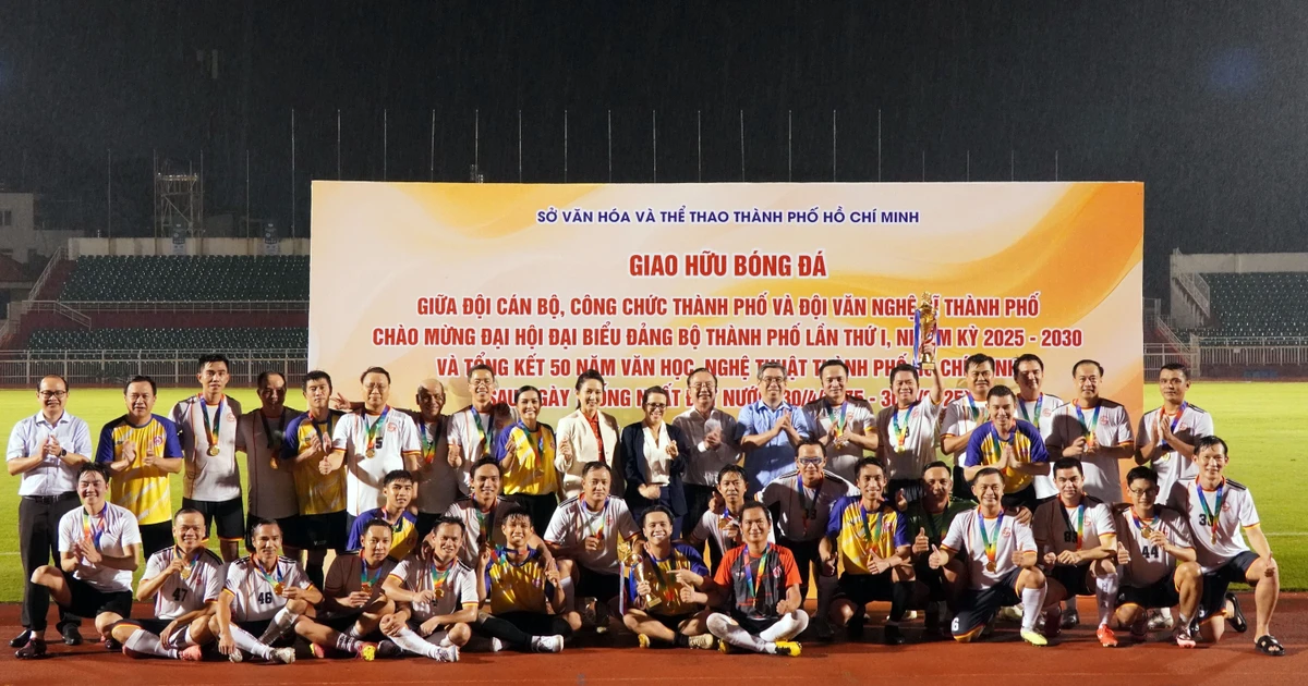 El partido amistoso de fútbol entre los empleados estatales de Ciudad Ho Chi Minh y artistas locales (Fuente: VNA) 