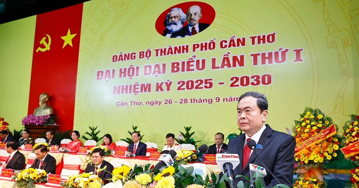 El presidente de la Asamblea Nacional, Tran Thanh Man, pronuncia un discurso en a sesión inaugural de la primera Asamblea del Comité del Partido Comunista de Vietnam (PCV) en Can Tho para el período 2025–2030. (Fuente: VNA)