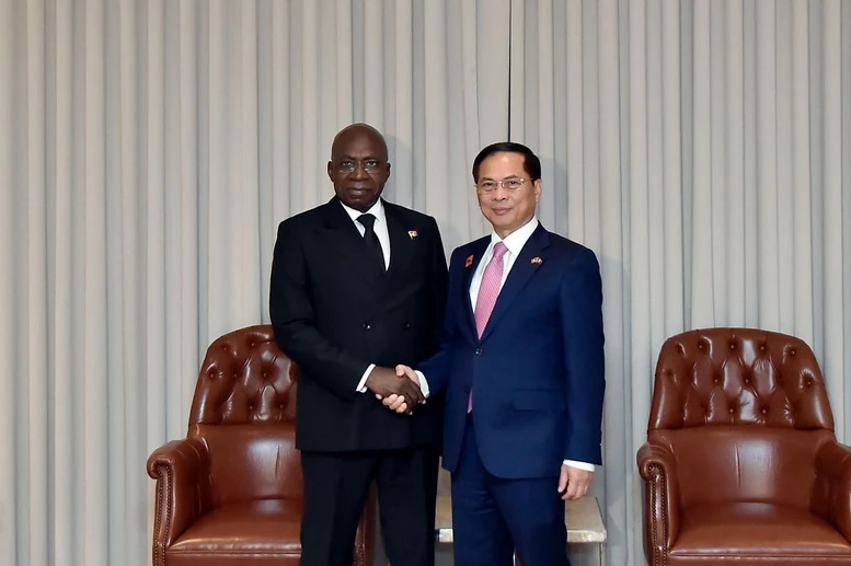 El vicepremier y ministro de Relaciones Exteriores de Vietnam, Bui Thanh Son (der.), y el ministro de Relaciones Exteriores de Angola, Téte António. (Foto: baochinhphu.vn) 