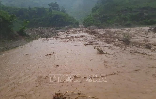 Fuertes lluvias provocaron que el agua se desbordara en el kilómetro 1 + 520, carretera provincial 140 a través de Dien Bien, el 31 de julio de 2025. (Foto: VNA)
