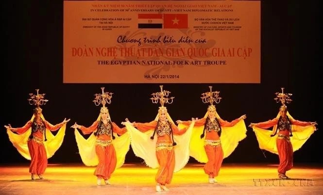 Artistas egipcios interpretan danzas tradicionales en un programa artístico especial del grupo nacional de danza folclórica egipcia en la Ópera de Hanói el 22 de enero de 2014. (Foto: VNA)