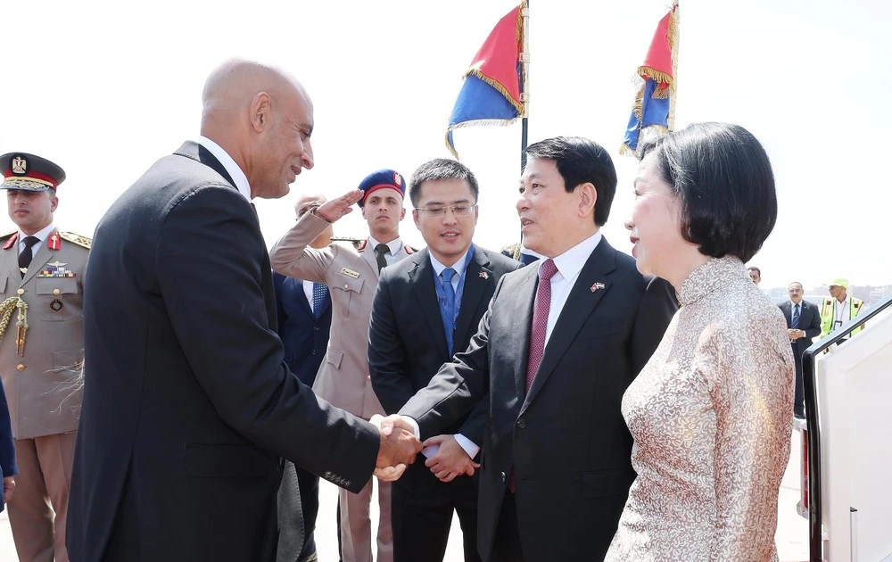 El presidente estatal Luong Cuong (derecha) y su cónyuge Nguyen Thi Minh Nguyet son recibidos por el ministro egipcio de Educación y Educación Técnica, Mohamed Abdel Latif. (Foto: VNA) 