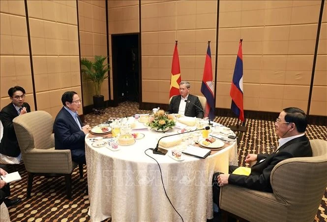 El primer ministro Pham Minh Chinh, y sus homólogos de Camboya, Hun Manet, y de Laos, Sonexay Siphandone desayunaron y trabajaron. (Fuente: VNA)