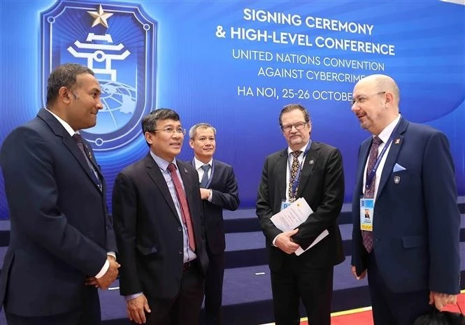 El viceministro permanente de Relaciones Exteriores de Vietnam, Nguyen Minh Vu, y los delegados presentes en la ceremonia de firma de la Convención de las Naciones Unidas contra la Ciberdelincuencia, celebrada en Hanói la mañana del 25 de octubre de 2025. (Foto: VNA)
