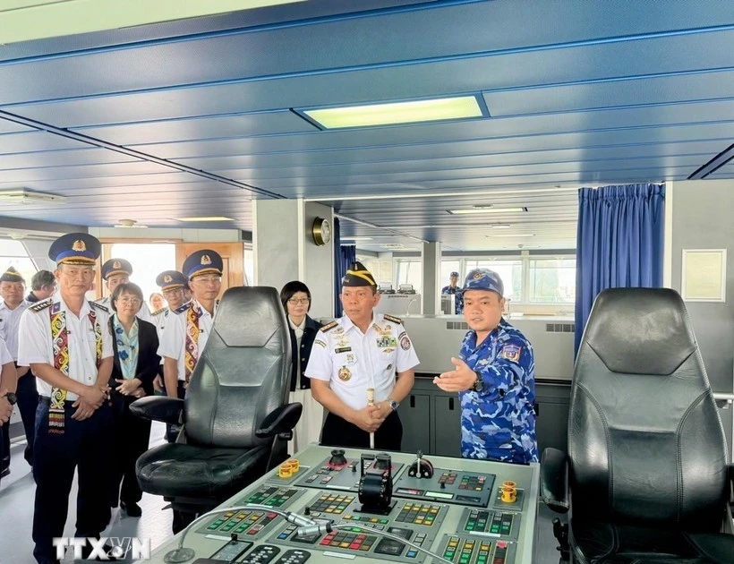 Un oficial vietnamita presenta sobre el buque CBS 8001. (Foto: VNA)