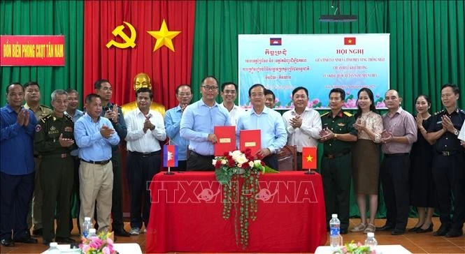 Las autoridades de Tay Ninh y Prey Veng firman el acta de la reunión. (Foto: VNA)