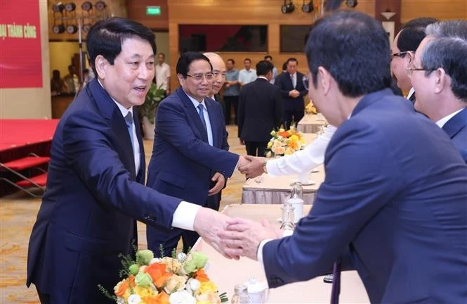 El presidente de Vietnam, Luong Cuong (primero, a la izquierda), y el primer ministro, Pham Minh Chinh (segundo, a la izquierda), participan en el encuentro. (Foto: VNA)