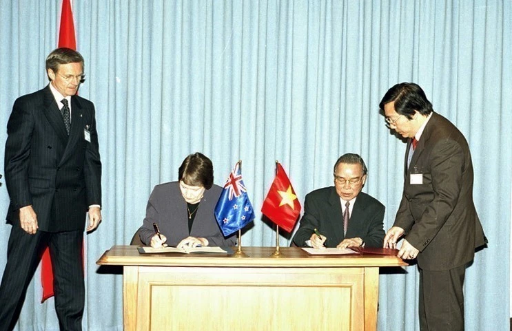 El primer ministro de Vietnam, Phan Van Khai, y su homóloga neozelandesa, Helen Clark, firman una Declaración Conjunta durante la visita oficial del primero al país oceánico (9 de mayo de 2005). (Foto: VNA)