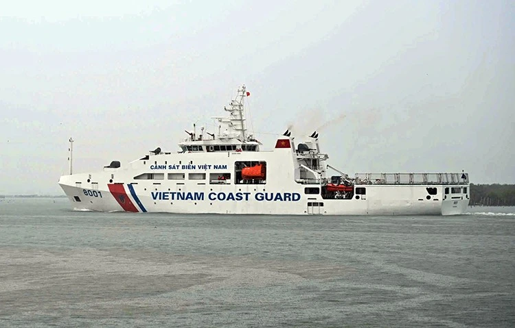 El buque CSB 8001 de la Guardia Costera de Vietnam zarpa de Ciudad Ho Chi Minh (Foto: VNA)