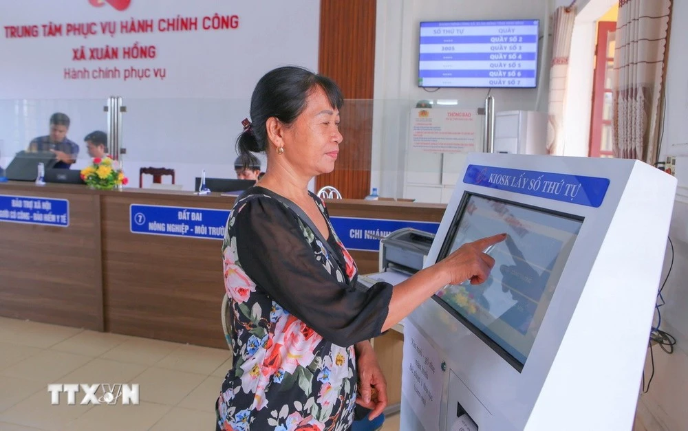 Una ciudadana realiza una solicitud en el Centro de Servicios de Administración Pública de la comuna de Xuan Hong, provincia de Ninh Binh. (Foto: VNA)