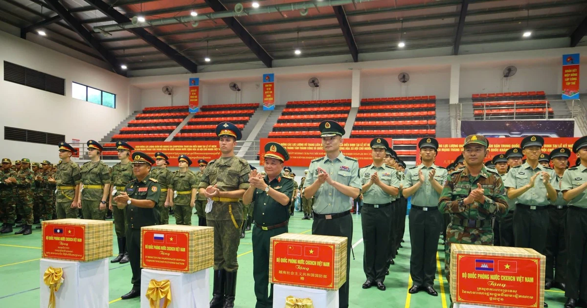 El coronel general Hoang Xuan Chien, viceministro de Defensa de Vietnam, entrega regalos a los oficiales extranjeros. (Foto: VNA)