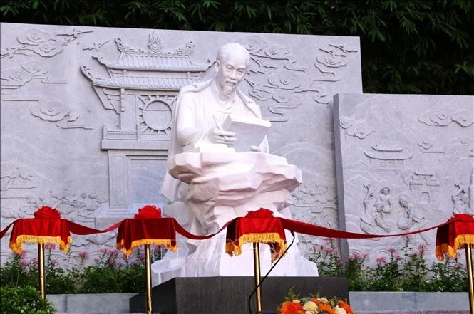La estatua del Presidente Ho Chi Minh se ubica en el campus de la Biblioteca de Da Nang, en la homónima ciudad vietnamita. (Foto: VNA)