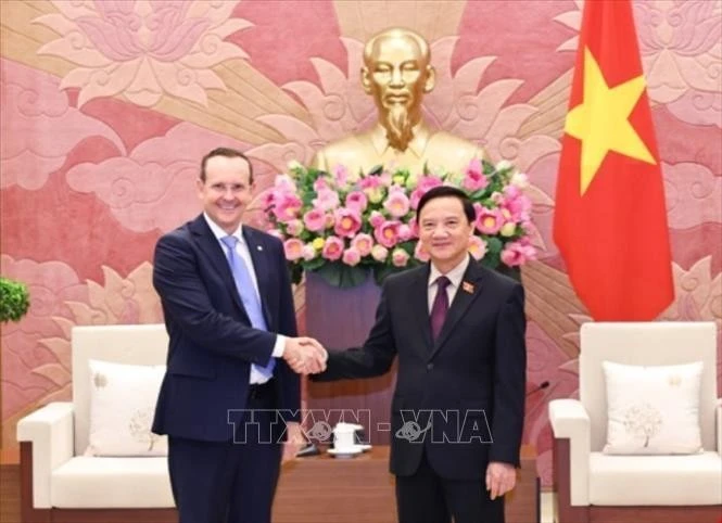 El vicepresidente de la Asamblea Nacional de Vietnam Nguyen Khac Dinh (derecha) recibe a Márcio Honaiser, presidente del Grupo Parlamentario de Amistad Brasil-Vietnam (Foto: VNA) 