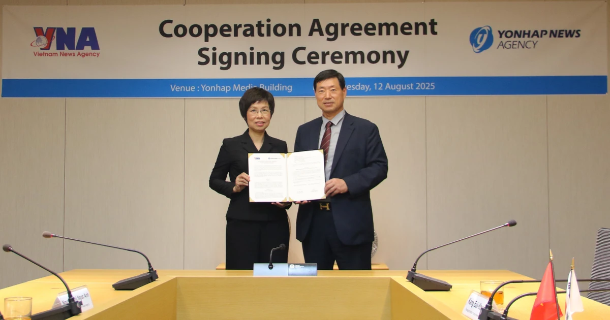 La directora general de la VNA, Vu Viet Trang, y el presidente de Yonhap, Hwang Dae-il, anuncian el acuerdo firmado entre ambas agencias. (Foto: VNA)