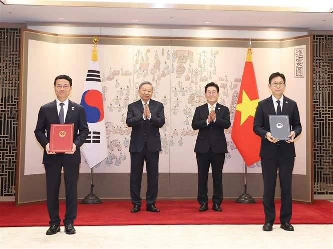 El secretario general del Partido Comunista de Vietnam, To Lam, y el presidente surcoreano, Lee Jae Myung, presencian la firma del memorando de entendimiento para la cooperación científica y tecnológica entre ambos países (Foto: VNA)