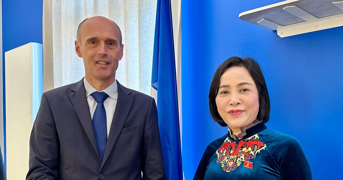 La vicepresidenta de la Asamblea Nacional de Vietnam, Nguyen Thi Thanh, y alcalde de la ciudad de Provins, Olivier Lavenka. (Fuente: VNA)