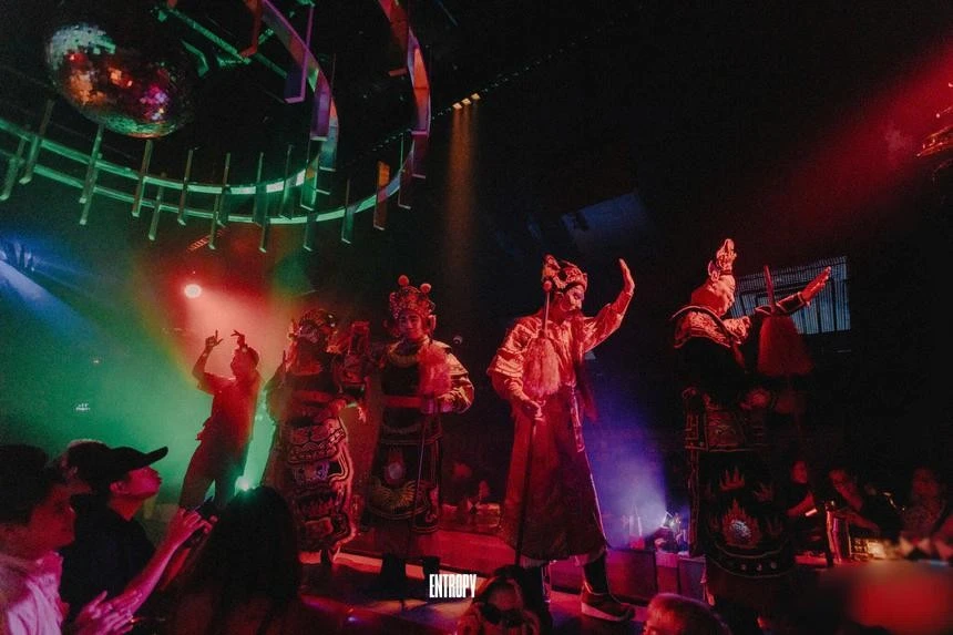 Artistas interpretan “Tuong” (ópera clásica) con música moderna. (Foto: VNA)