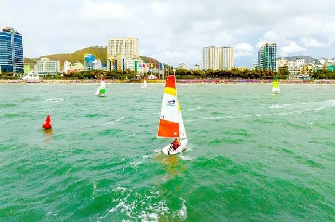 En la Regata Internacional 2025 en Bai Sau. (Foto: sggp.org.vn)