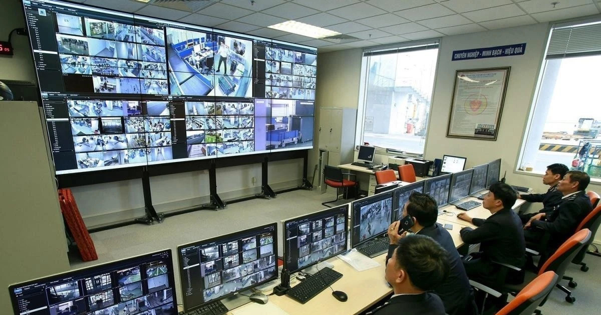 En el Centro de mando y supervisión de operaciones de la terminal T2 de la Subdivisión de Aduanas en el Puesto Fronterizo del Aeropuerto Internacional de Noi Bai. (Foto: VNA)