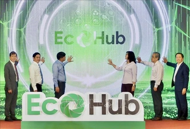 Delegados realizan la ceremonia de inauguración del primer centro de comercio electrónico B2B "verde" de Vietnam. (Foto: VNA)