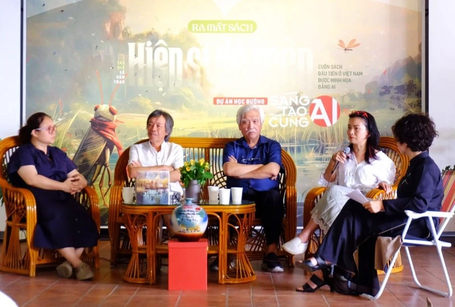 En el evento de lanzamiento de la obra "El caballero grillo", el primer libro ilustrado íntegramente con inteligencia artificial en Vietnam. (Fotografía: hanoimoi.vn)