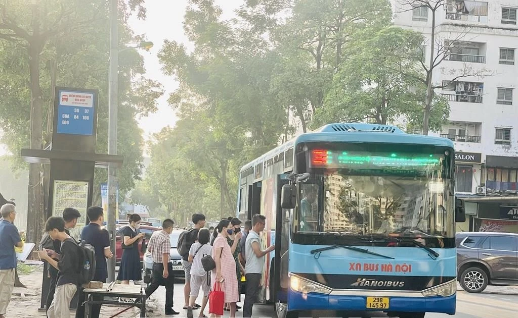 Se espera que para 2030, todos los autobuses en Hanói hayan completado la conversión a vehículos eléctricos. (Foto: VNA)