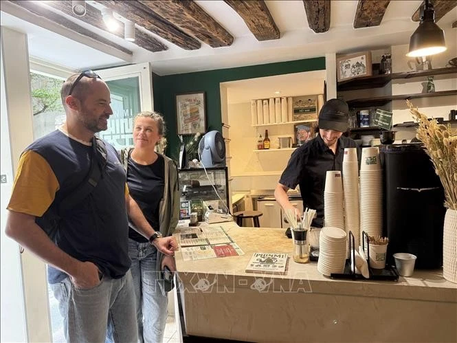 Los clientes franceses acuden a PHIN MI para disfrutar de un café con un intenso sabor vietnamita. (Foto: VNA)