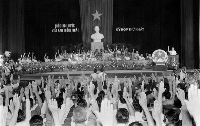 En su primera sesión, la Asamblea Nacional del VI período aprobó la Resolución sobre el nombre del país, la bandera nacional, el escudo de armas nacional, el himno nacional y la organización del Estado, antes de contar con una nueva Constitución. (Foto: VNA)