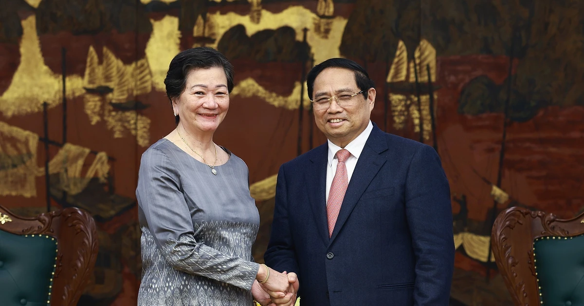 El primer ministro de Vietnam, Pham Minh Chinh, y la embajadora de Camboya, Chea Kimtha (Foto: VNA)