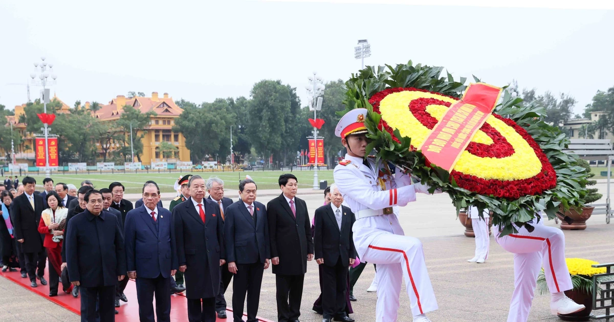 Dirigentes de Vietnam rinden tributo al Presidente Ho Chi Minh por el 80 aniversario de primeras elecciones generales. (Foto: VNA)