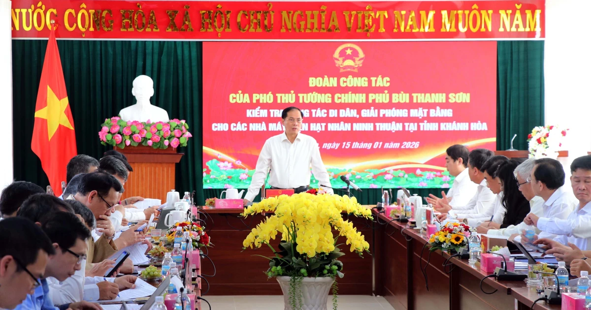 El viceprimer ministro Bui Thanh Son en una reunión con autoridades de la provincia central de Khanh Hoa (Foto; VNA)