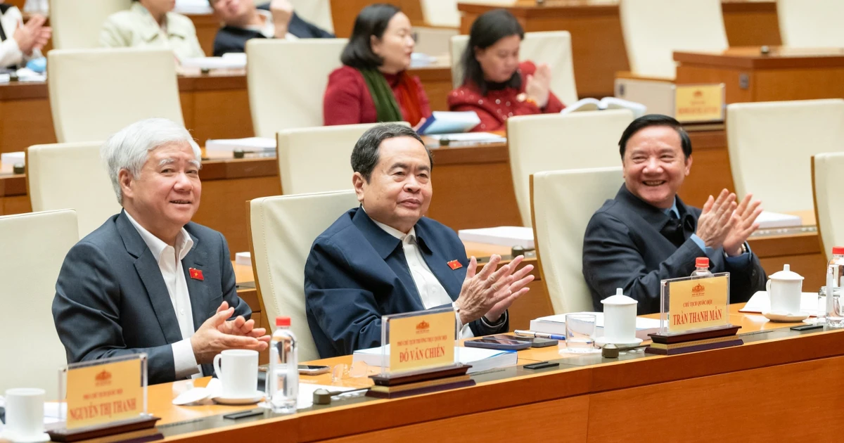 El presidente de la Asamblea Nacional, Tran Thanh Man, y el vicepresidente permanente del Parlamento, Do Van Chien en la conferencia (Foto: VNA)