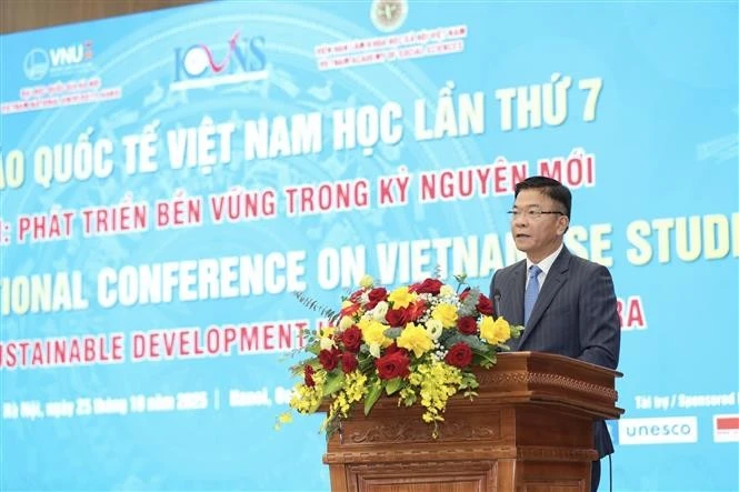 El viceprimer ministro Le Thanh Long habla en el evento. (Foto: VNA)