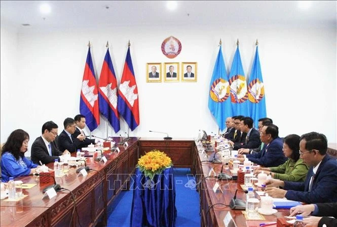 En el encuentro entre la Comisión de Propaganda, Educación y Movilización de Masas del Comité Central del PCV y la Comisión de Movilización de Masas del Comité Central del PPC. (Foto: VNA)