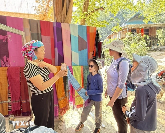 Los brocados artesanales de la aldea de Lan Ngoai son populares entre los turistas, especialmente los extranjeros, que los compran como souvenirs. (Foto: VNA)