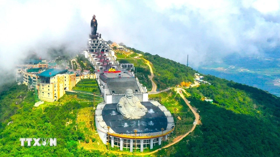 En el conjunto de la montaña Ba Den. (Foto: VNA)